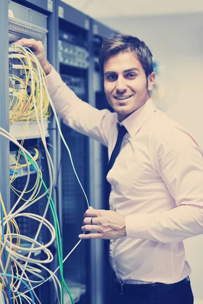 データセンターサーバールームの若いハンサムなビジネスマンのエンジニア — ストック写真