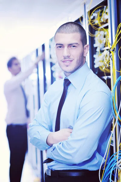 Groep Van Jonge Zakenmensen Het Ingenieur Netwerk Server Room Oplossen — Stockfoto