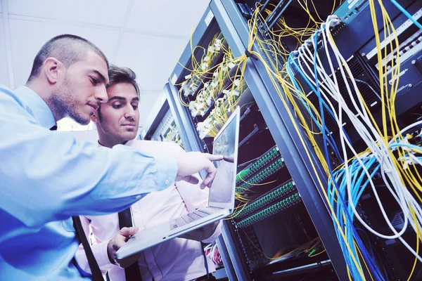 Groep Van Jonge Zakenmensen Het Ingenieur Netwerk Server Room Oplossen — Stockfoto