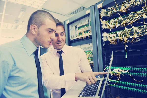 Groep Van Jonge Zakenmensen Het Ingenieur Netwerk Server Room Oplossen — Stockfoto