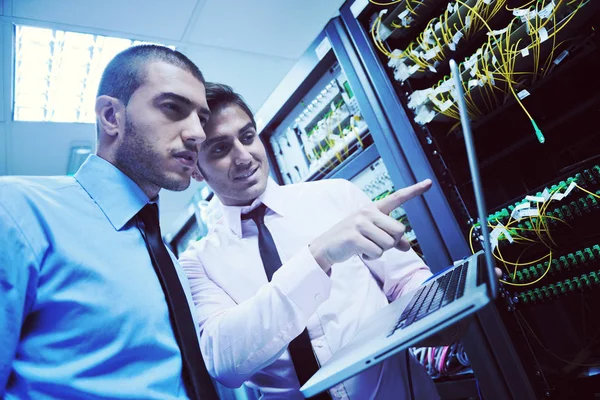 Groep Van Jonge Zakenmensen Het Ingenieur Netwerk Server Room Oplossen — Stockfoto