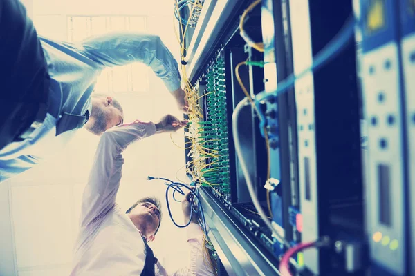 Groep Van Jonge Zakenmensen Het Ingenieur Netwerk Server Room Oplossen — Stockfoto