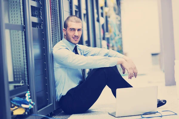 Joven Hombre Negocios Engeneer Con Portátil Aluminio Moderno Delgado Sala — Foto de Stock