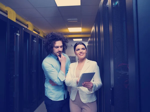 Giovane Ingegnere Che Mostra Sala Server Del Data Center Lavoro — Foto Stock