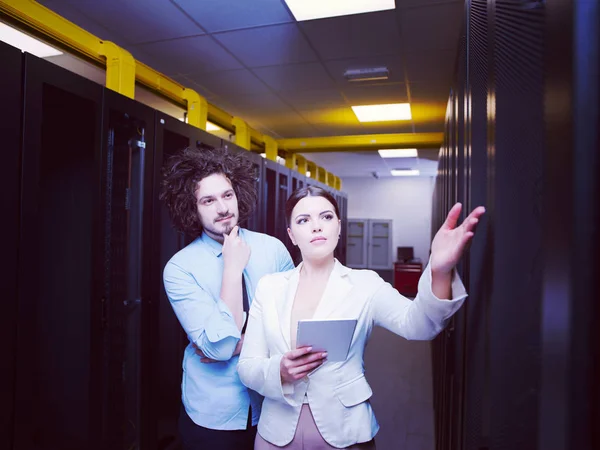 Jonge Ingenieur Toont Werkende Datacenter Serverruimte Aan Vrouwelijke Chief Engineer — Stockfoto