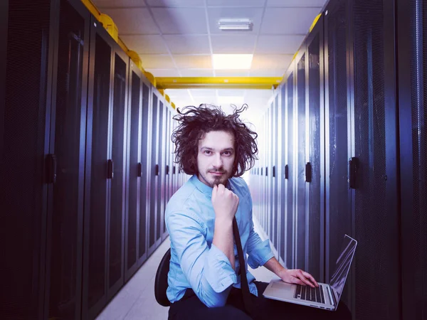 Man Ingenjör Arbetar Bärbar Dator Serverrum Moderna Datacenter — Stockfoto