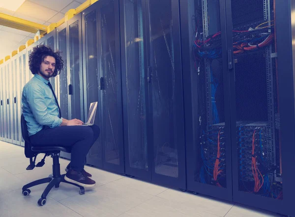 Engenheiro Masculino Trabalhando Laptop Sala Servidores Data Center Moderno — Fotografia de Stock
