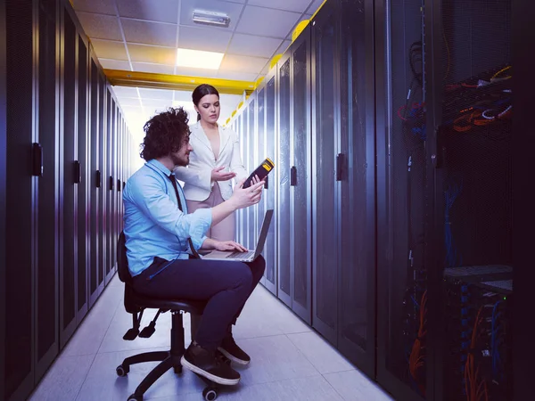 Team Junger Techniker Arbeitet Mit Laptop Auf Servern Rechenzentrum Zusammen — Stockfoto