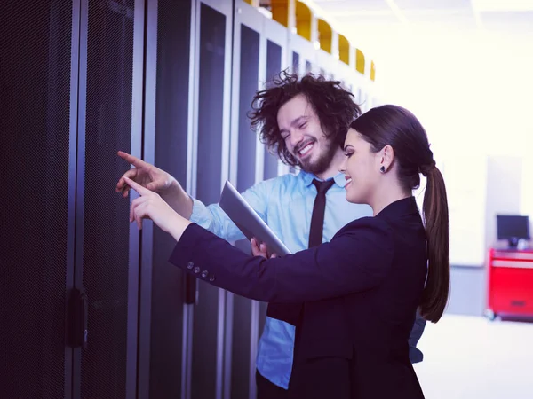 Jonge Ingenieur Toont Werkende Datacenter Serverruimte Aan Vrouwelijke Chief Engineer — Stockfoto