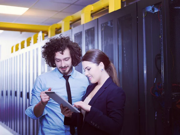 Ung Ingenjör Visar Fungerande Datacenter Server Rum Till Kvinnliga Chefsingenjör — Stockfoto