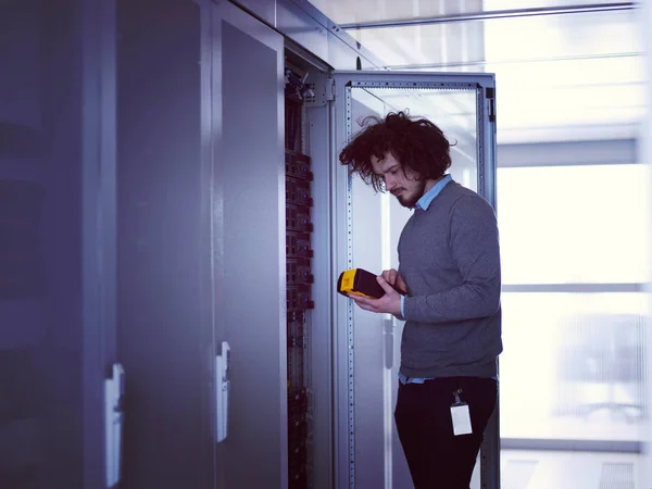 Young Technician Using Digital Cable Analyzer Server Large Data Center — Stock Photo, Image