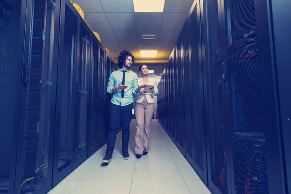 Jonge Ingenieur Toont Werkende Datacenter Serverruimte Aan Vrouwelijke Chief Engineer — Stockfoto