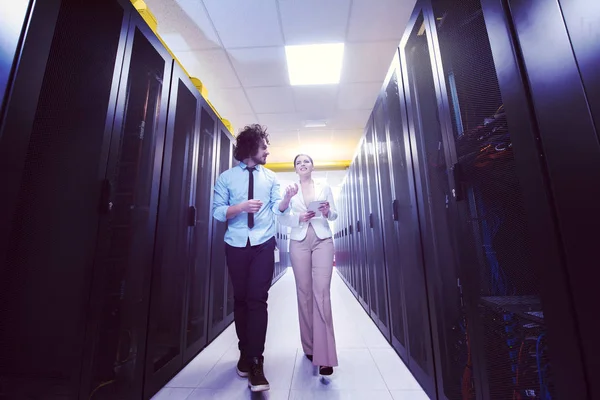 Jonge Ingenieur Toont Werkende Datacenter Serverruimte Aan Vrouwelijke Chief Engineer — Stockfoto