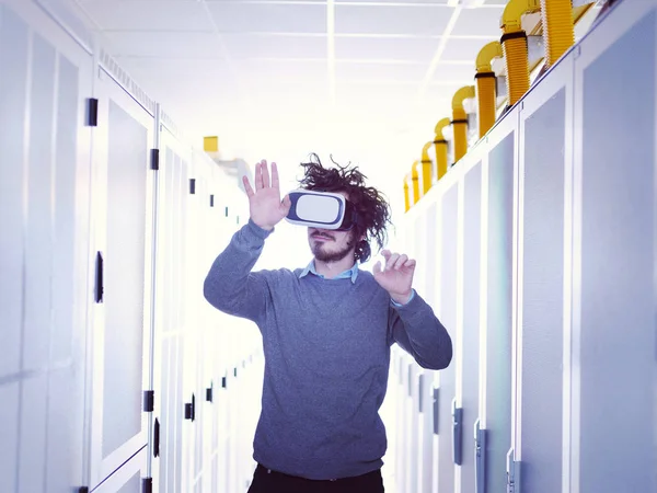 Jeune Engeneer Informatique Utilisant Casque Réalité Virtuelle Sur Fond Salle — Photo