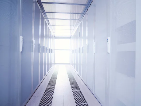 Moderne Serverkamer Met Witte Servers Apparaten Een Internet Datacenter — Stockfoto