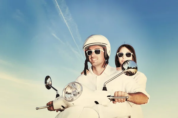 Retrato Casal Feliz Amor Jovem Scooter Divertindo Parque Hora Verão — Fotografia de Stock