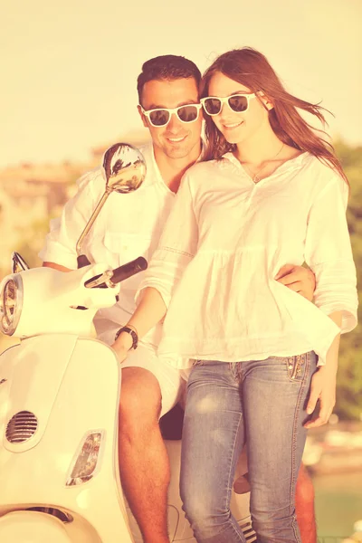 一对快乐的年轻夫妇骑摩托车在公园里玩得开心的画像 — 图库照片