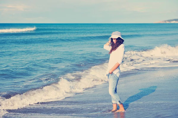 Feliz Joven Mujer Relajarse Enhermosa Playa Por Mañana — Foto de Stock