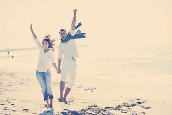 Feliz joven pareja divertirse en hermosa playa — Foto de Stock