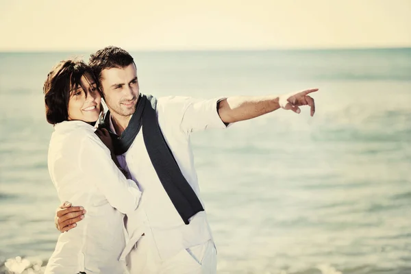 Felice giovane coppia divertirsi in bella spiaggia — Foto Stock