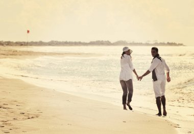 Mutlu genç çift güzel kumsalda eğleniyor.