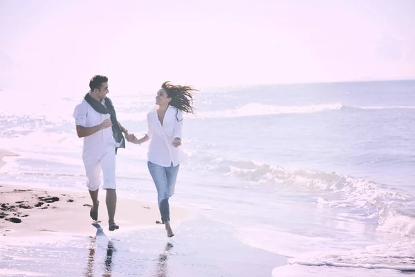 Feliz jovem casal se divertir na bela praia — Fotografia de Stock