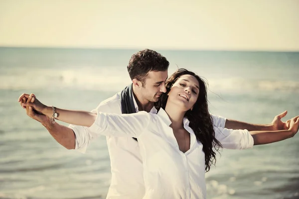 Heureux jeune couple avoir du plaisir à la belle plage — Photo