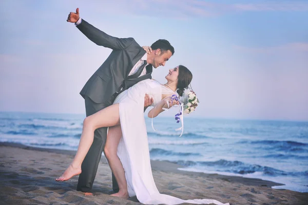 Feliz Apenas Casado Jovem Casal Celebrando Divertir Pôr Sol Bela — Fotografia de Stock