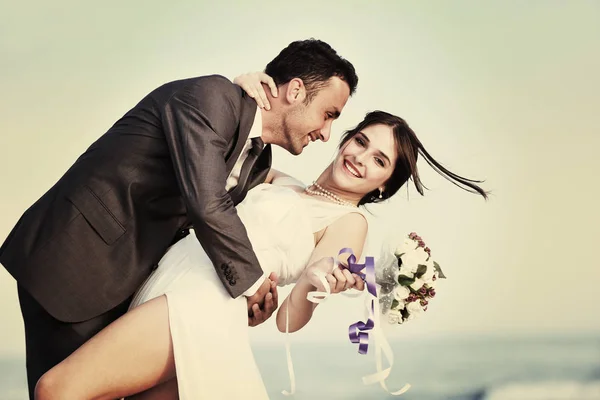 Feliz Recién Casada Joven Pareja Celebrando Divertirse Hermosa Playa Puesta — Foto de Stock