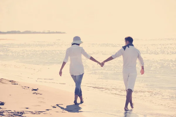 Glückliches junges Paar hat Spaß am schönen Strand — Stockfoto