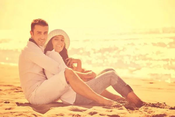 Gelukkig jong stel veel plezier op mooi strand — Stockfoto