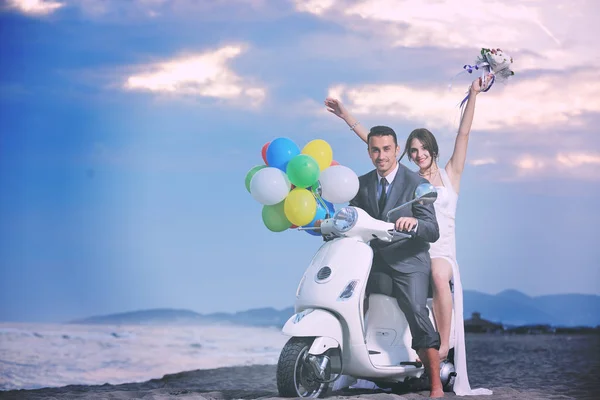 Gelin Damat Yeni Evlendiler Plajda Beyaz Scooter Binip Eğleniyorlar — Stok fotoğraf