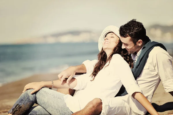 Feliz joven pareja divertirse en hermosa playa —  Fotos de Stock