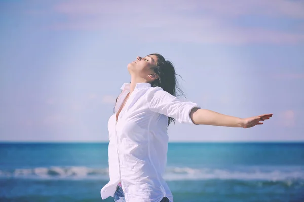 Happy Young Woman Relax Beautiful Beach Morning — стоковое фото