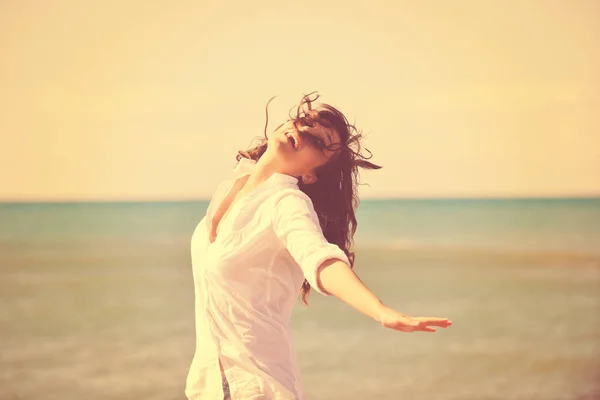 Happy Young Woman Relax Onbeautiful Beach Morning — Stock Photo, Image