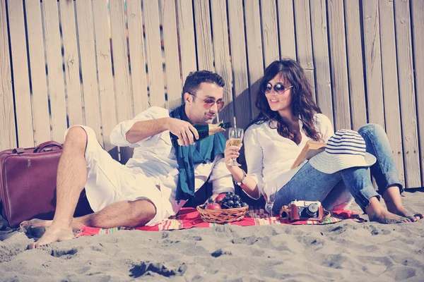 年轻夫妇喜欢在海滩上野餐 暑假过得很愉快 — 图库照片