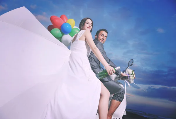 Sce Svatební Nevěsta Ženich Jen Manželský Pár Skútr Ride Bílé — Stock fotografie