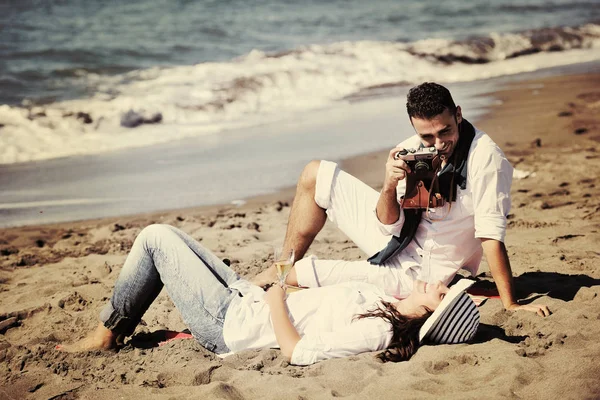 Heureux Jeune Couple Relaxant Dans Nature Blanc Faire Des Photos — Photo
