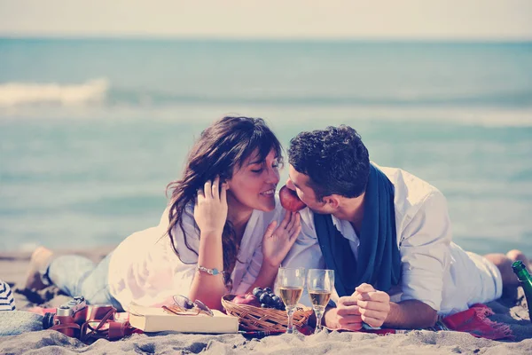 年轻夫妇喜欢在海滩上野餐 暑假过得很愉快 — 图库照片