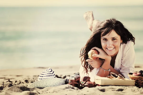 Felice Giovane Donna Rilassarsi Subella Spiaggia Mattino — Foto Stock