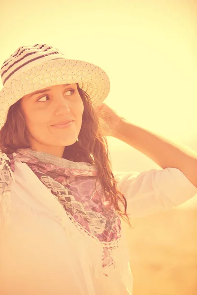 Feliz Joven Mujer Relajarse Enhermosa Playa Por Mañana —  Fotos de Stock