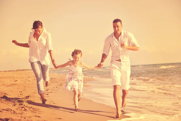 Gelukkig Jong Gezin Witte Kleding Veel Plezier Vakantie Mooi Strand — Stockfoto