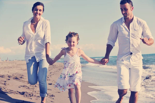 Feliz Familia Joven Ropa Blanca Divertirse Las Vacaciones Hermosa Playa — Foto de Stock