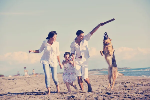 Heureux Jeune Famille Vêtements Blancs Amusez Vous Jouer Avec Beau — Photo