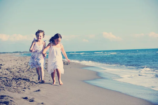 Feliz Duas Meninas Divertir Alegria Tempo Bela Praia Enquanto Correndo — Fotografia de Stock