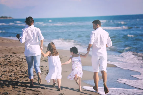 Feliz Familia Joven Ropa Blanca Divertirse Las Vacaciones Hermosa Playa —  Fotos de Stock