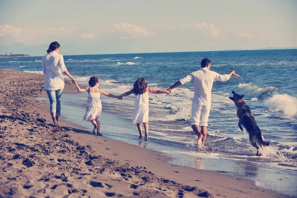 Szczęśliwa Młoda Rodzina Białej Odzieży Bawić Się Grać Pięknym Psem — Zdjęcie stockowe