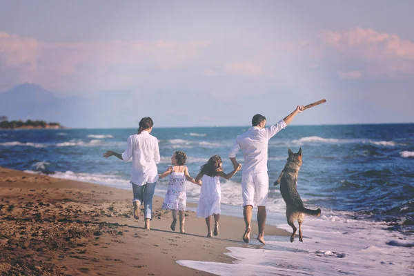 Šťastná Mladá Rodina Bílém Oblečení Bavit Hrát Krásným Psem Dovolené — Stock fotografie