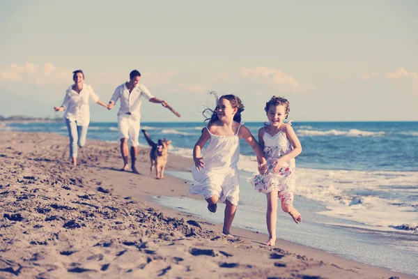 Glückliche Junge Familie Weißer Kleidung Haben Spaß Und Spielen Mit — Stockfoto