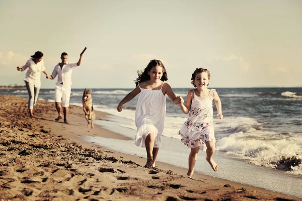 Šťastná Mladá Rodina Bílém Oblečení Bavit Hrát Krásným Psem Dovolené — Stock fotografie
